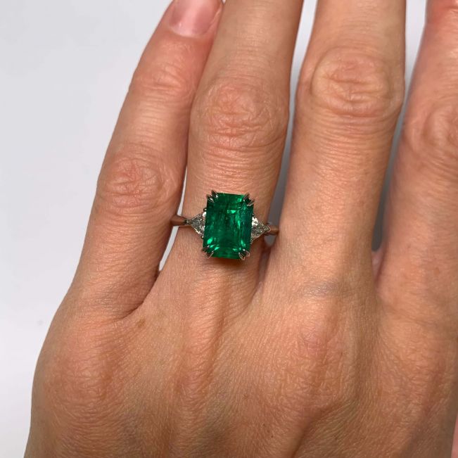 3.31 carat Emerald and Side Trillion Diamonds Ring - Photo 5