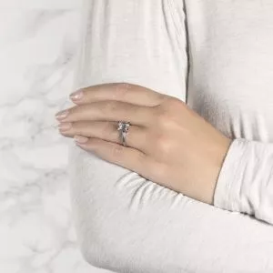 Emerald Cut and Side Baguette Diamond Ring Yellow Gold - Photo 4